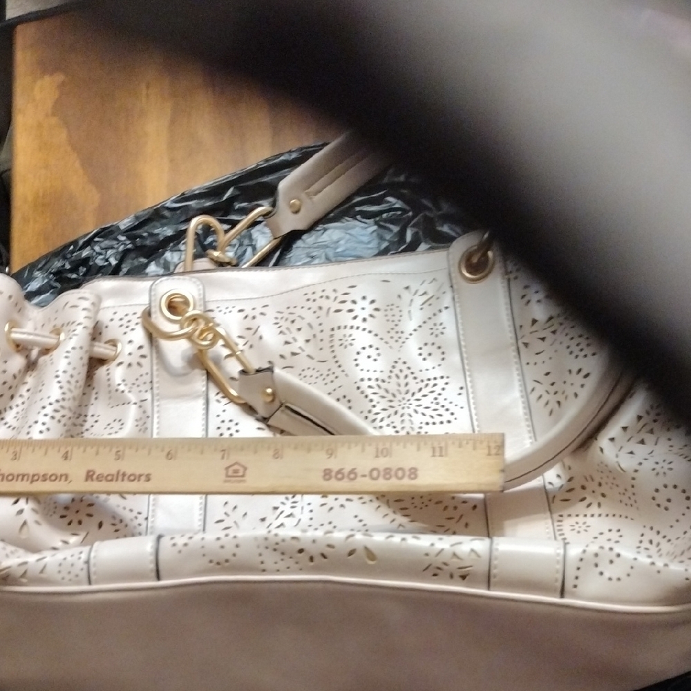 Jessica Simpson Cream Shoulder Bag with Cut-Out Design - Picture 4 of 9